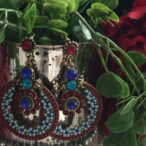 Jewelry - Beautiful Color & Detail