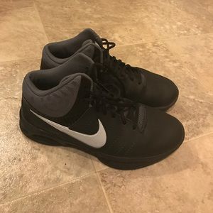 NIKE men's basketball shoes, lightly worn