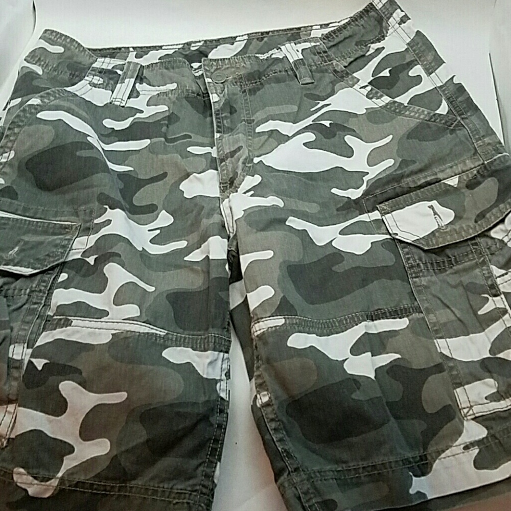 Men's NWOT camo cargo shorts