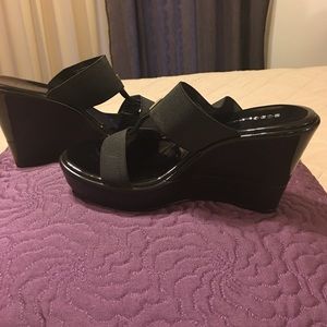 BCBGeneration elastic patent black wedge heel 👠