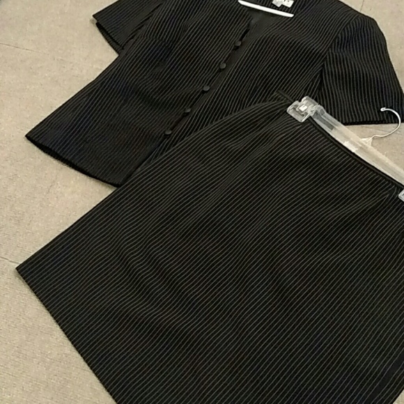 Price lowered  NYP Executive Suit.  Get the job!! - Picture 4 of 5