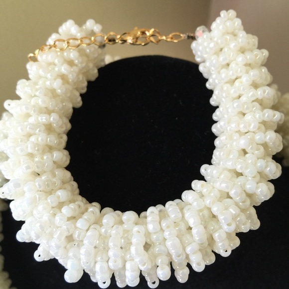 Classic handcrafted Cream Sand Beads jewelry Set - Picture 3 of 4