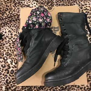 Dr Marten Triumph 1914 boot with floral lining