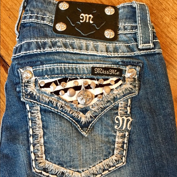 Women's Size 25 Miss Me Relaxed Boot-Cut Jeans - Picture 2 of 4