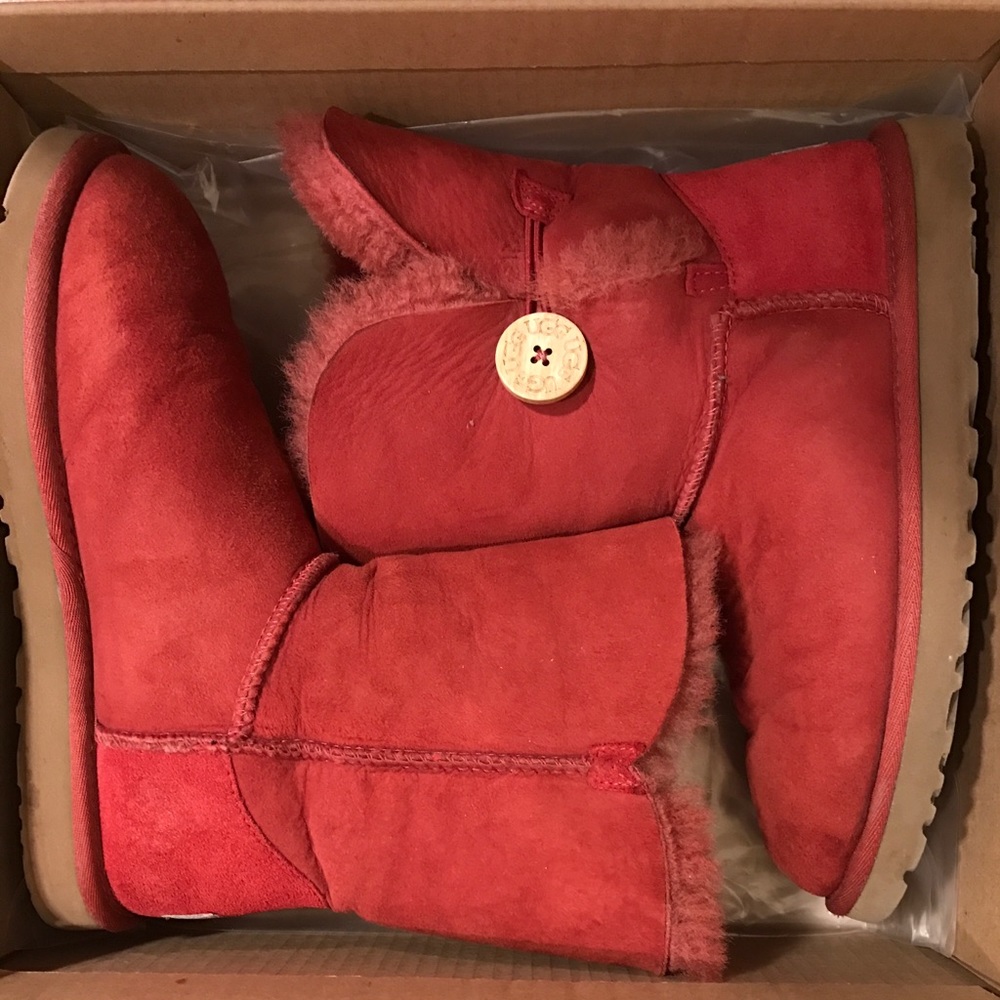 UGG AUSTRALIA RED BAILEY BUTTON - US7