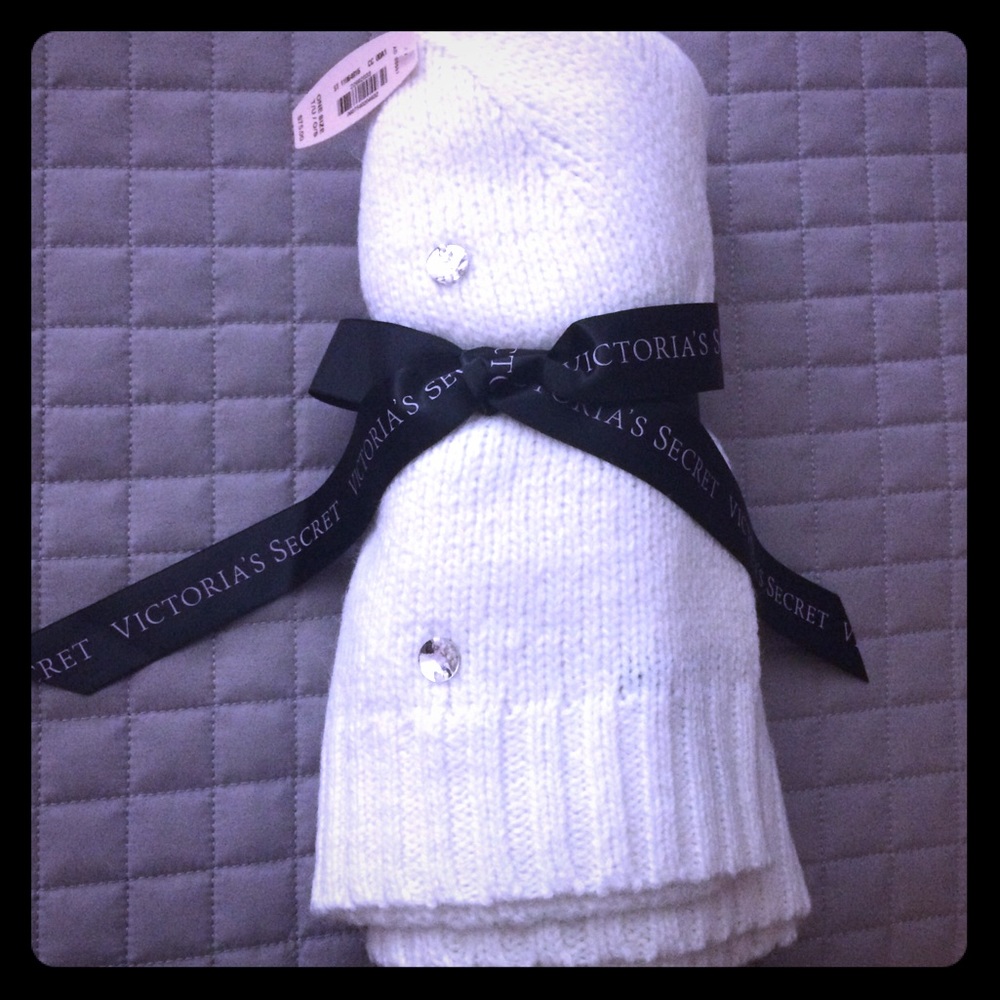VS hat & scarf