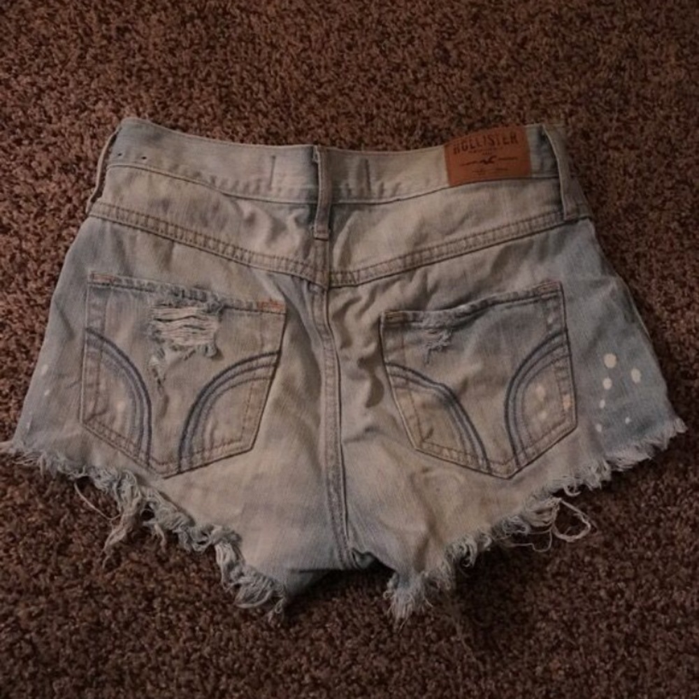 HOLLISTER HIGH RISE SHORTS - Picture 2 of 4