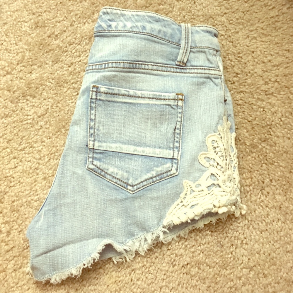 LIGHT DENIM HIGH RISE SHORT SHORTS