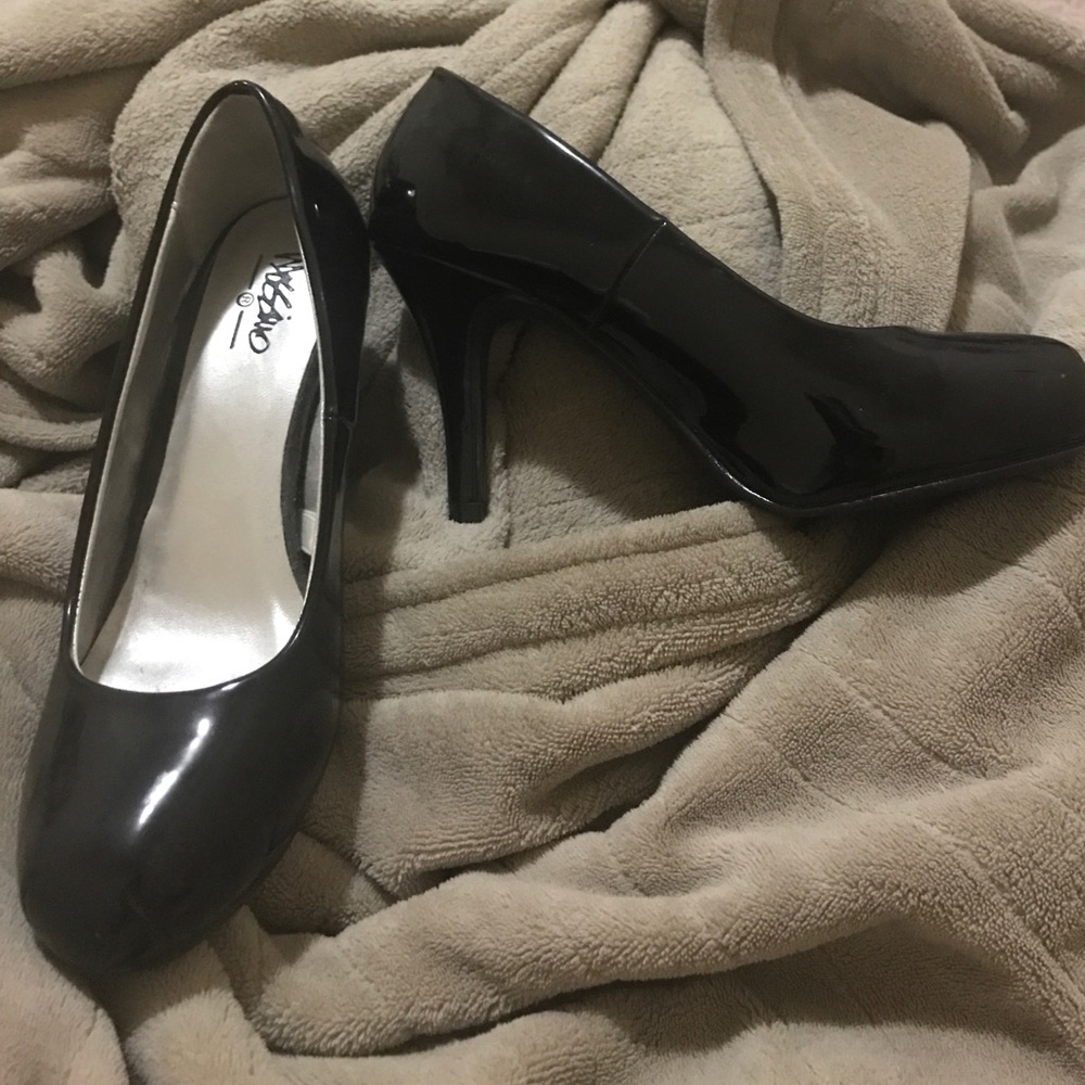 Black 4in heels