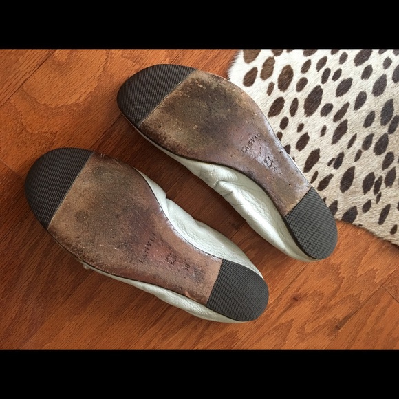 Lanvin Faux Pearl Accents Leather Ballet Flats - Neutrals  Lanvin Off White Leather Flats with Pearl Detail