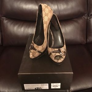 Gucci GG Print Peep Toe Pumps