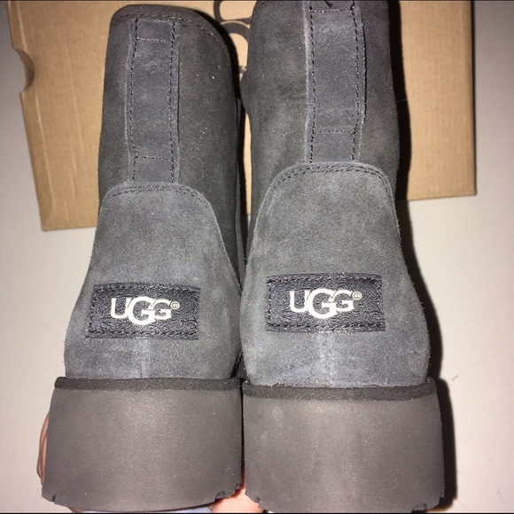 UGG Boots New In Box Size 8 - Picture 3 of 4