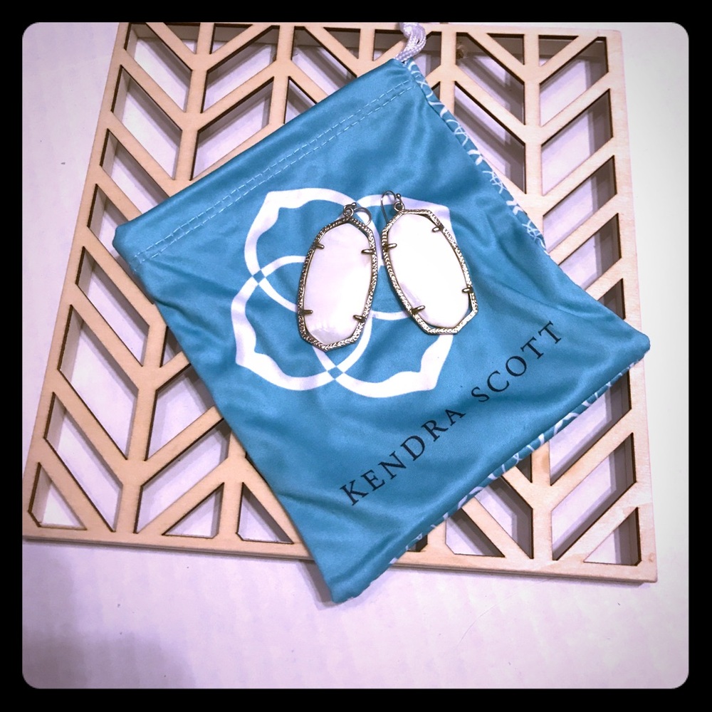 Kendra Scott 'Danielle' earrings in white pearl