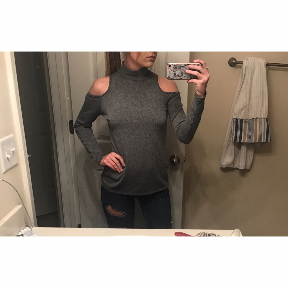 Turtleneck w/ hanging sleeves
