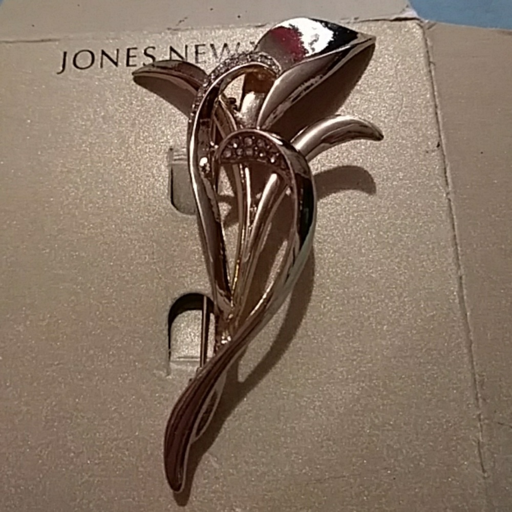 Jones New York brooch