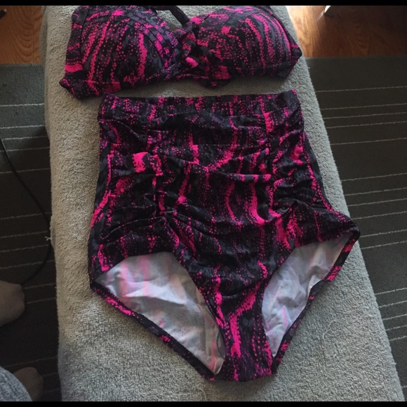 Last One MED🚨50's Pinup Bikini - Picture 3 of 3