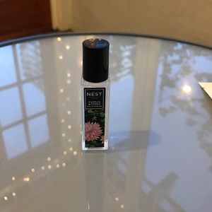 Nest fragrances Dahlia and vines rollerball