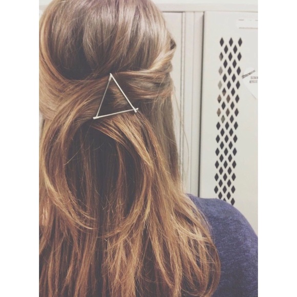 Accessories - Triangular hair pin!