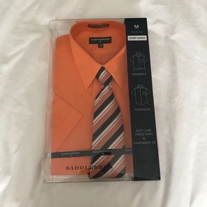 Saddlebred short sleeved dress shirt with tie.