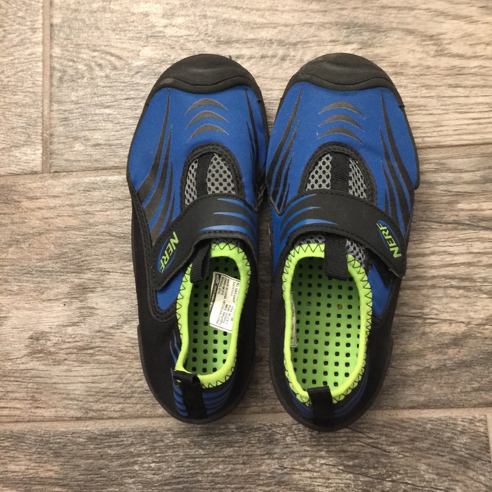 Boys Nerf water shoes size 13/1