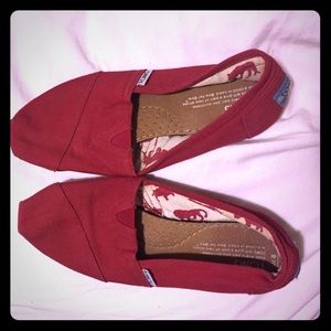 WOMEN'S RED TOMS SIZE 8