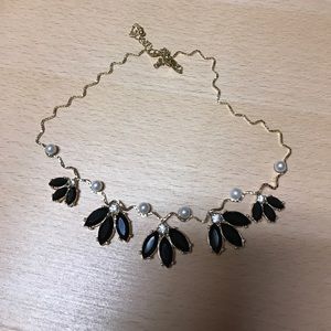 Flower necklace, black and gold with small pearls