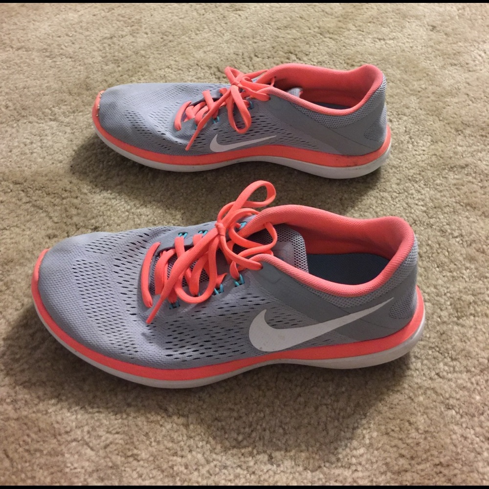 Women's Nike shoes size 9