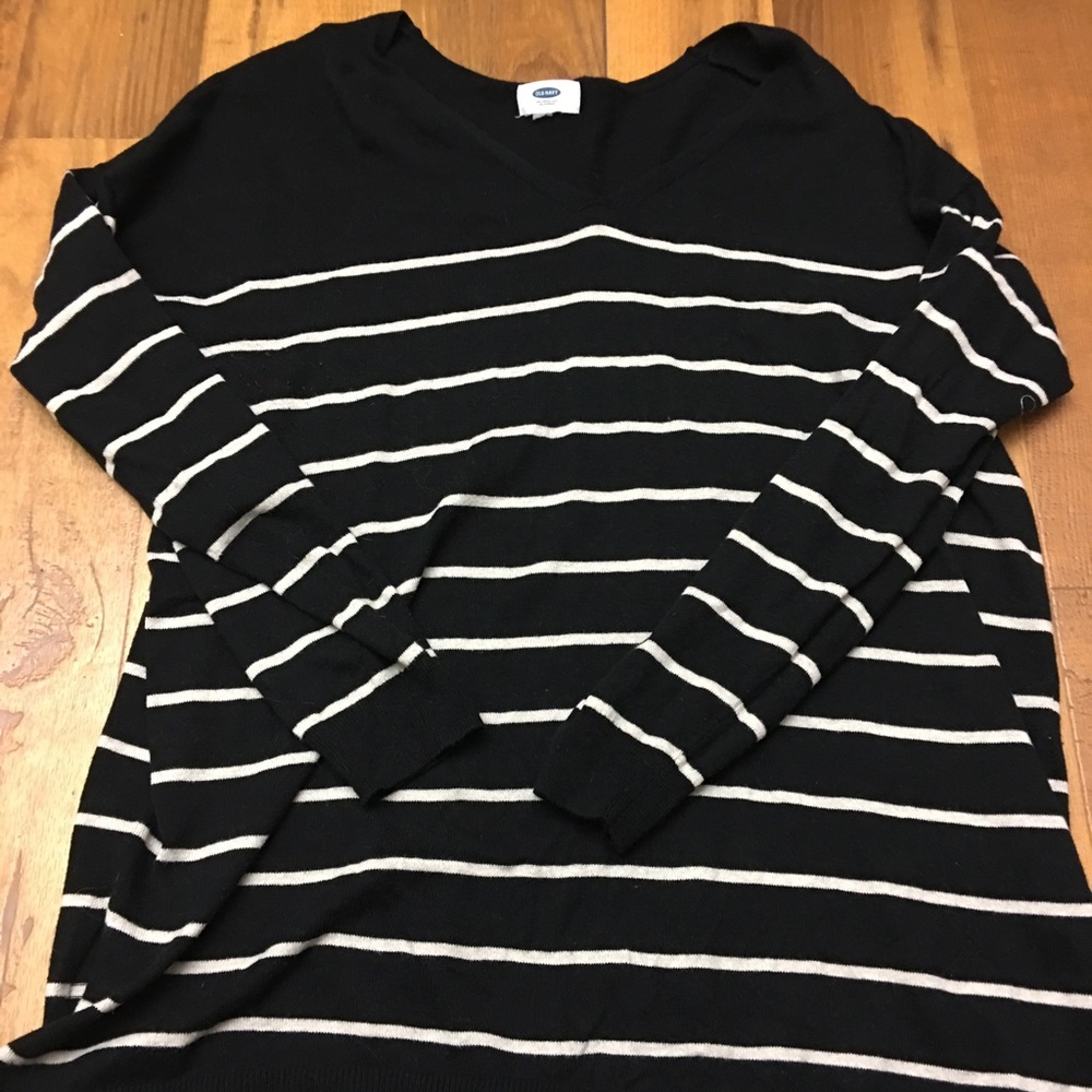 Black and white light weight sweater