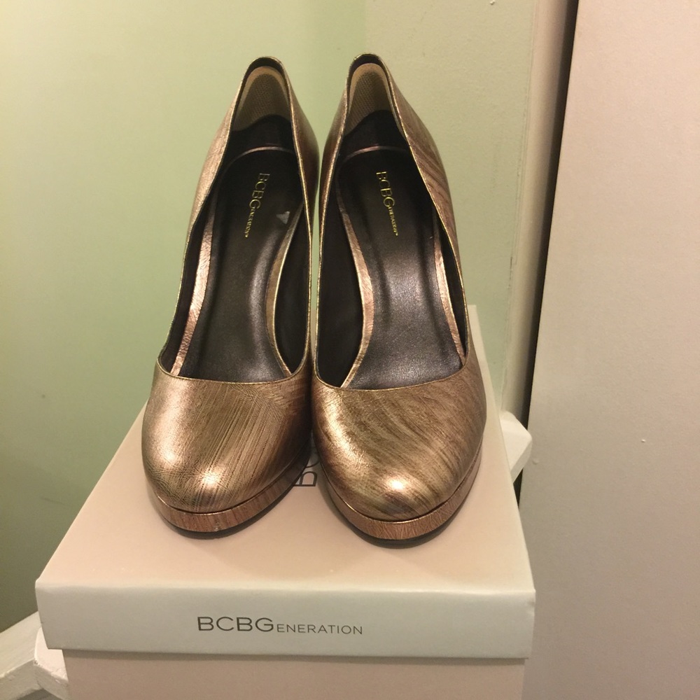 Beautiful Bronze BCBG Pumps!!!