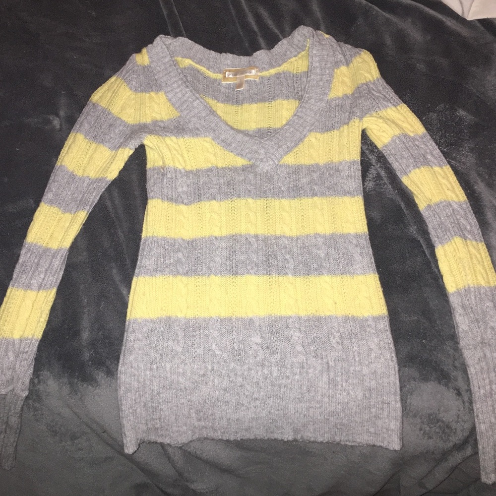 grey and yellow sweater