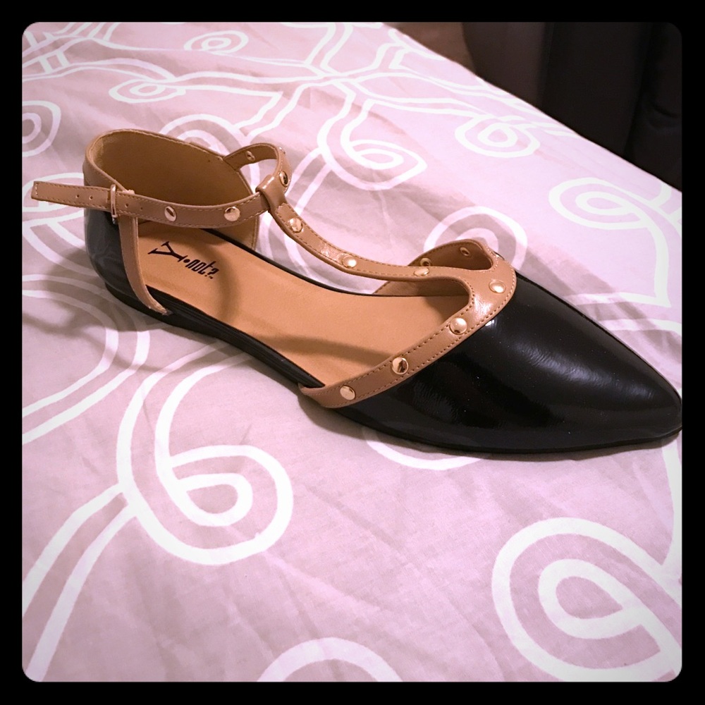 NWT black Vivienne studded flats ❤