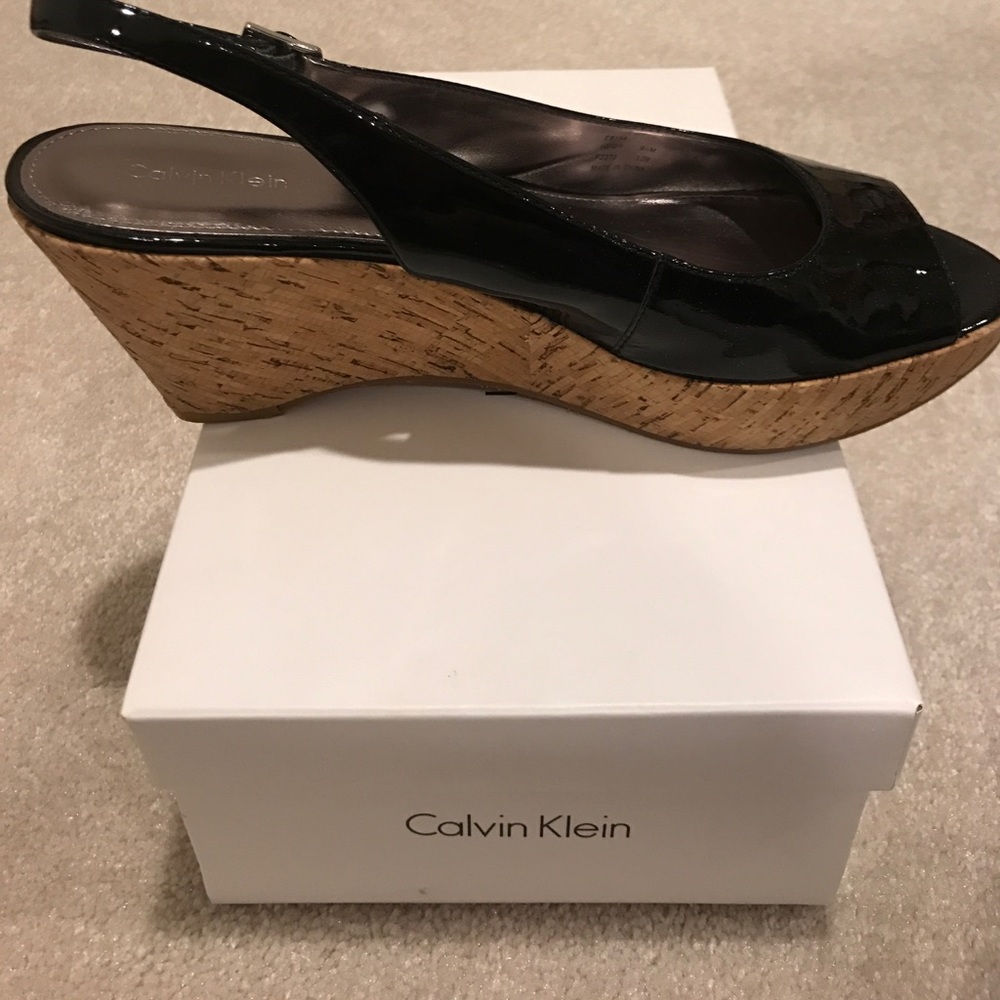 CALVIN KLEIN LIKE NEW Black patent cork wedge