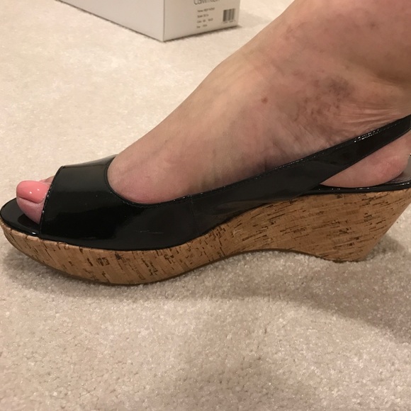 CALVIN KLEIN LIKE NEW Black patent cork wedge - Picture 4 of 4