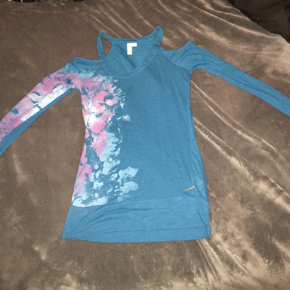 shoulder less long sleeve shirt.