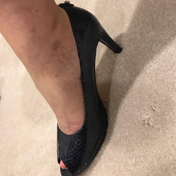 STUART WEITZMAN BLUE SNAKESKIN open toe heels - Picture 3 of 3