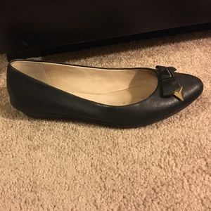 Black flats w bow detail