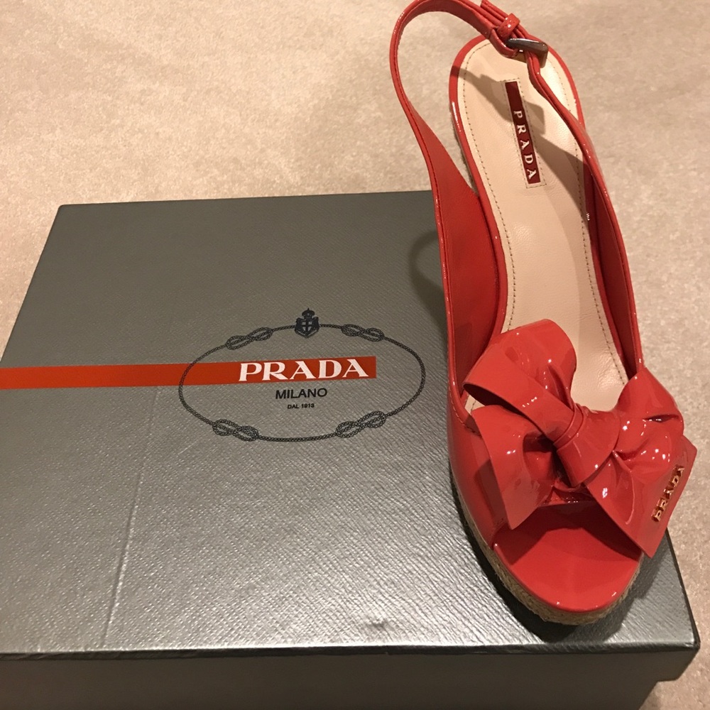 PRADA Coral patent leather wedge with bow on toe