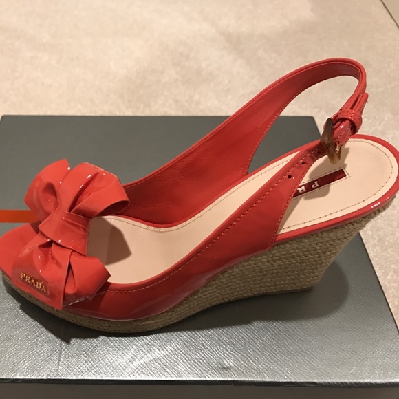 PRADA Coral patent leather wedge with bow on toe - Picture 2 of 7