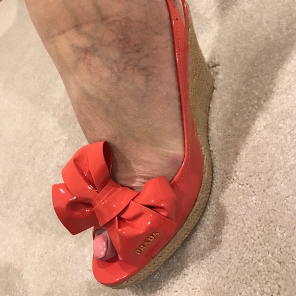 PRADA Coral patent leather wedge with bow on toe - Picture 3 of 7