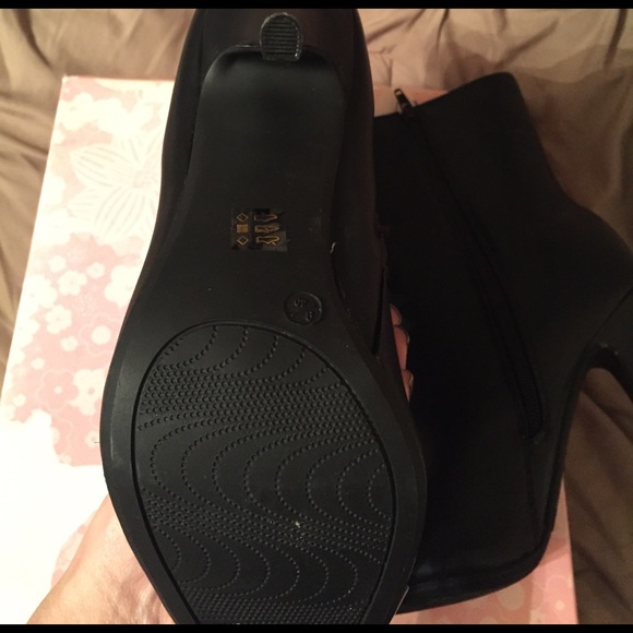 "LaundryList" Black Heel Boots - Picture 2 of 2