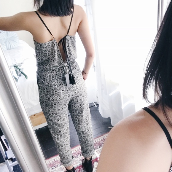 ๐ฟBlack and White Printed Jumpsuit๐ฟ - Picture 3 of 8