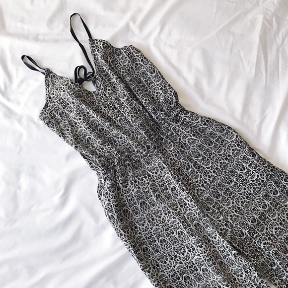 ๐ฟBlack and White Printed Jumpsuit๐ฟ - Picture 5 of 8
