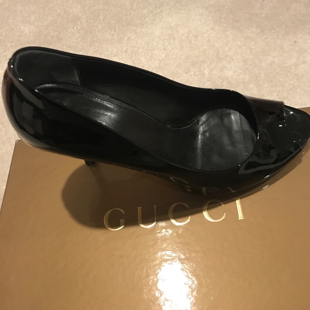 GUCCI LIKE NEW Black patent leather open toe heels