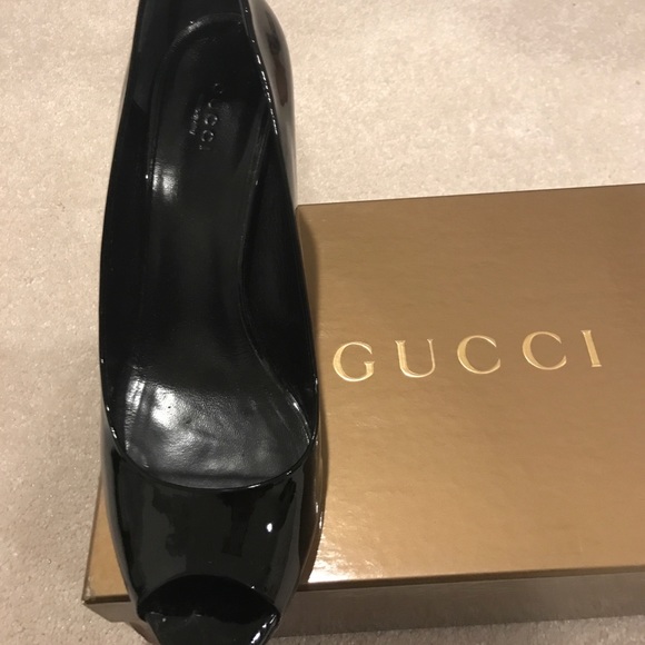 GUCCI LIKE NEW Black patent leather open toe heels - Picture 2 of 4