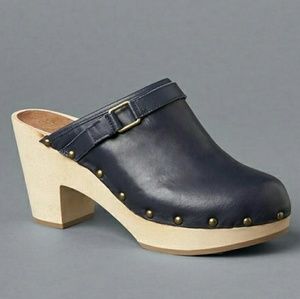 NEW GAP Navy Leather Wooden Clogs shoes size 6.5! NEW GAP Navy Leather Wooden Clogs shoes size 6.5!