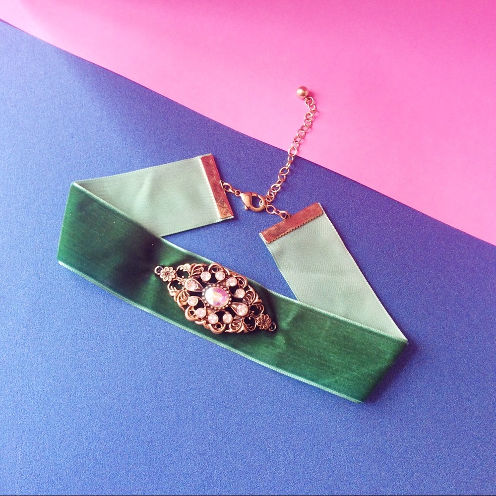Wide green velvet choker necklace