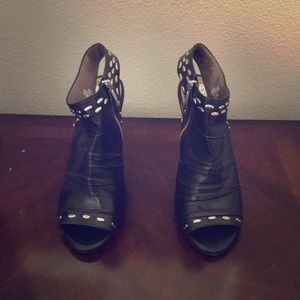 Vince Camuto ankle books