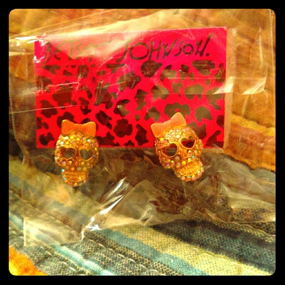 Betsey Johnson skulls w bows earrings - Picture 1 of 1