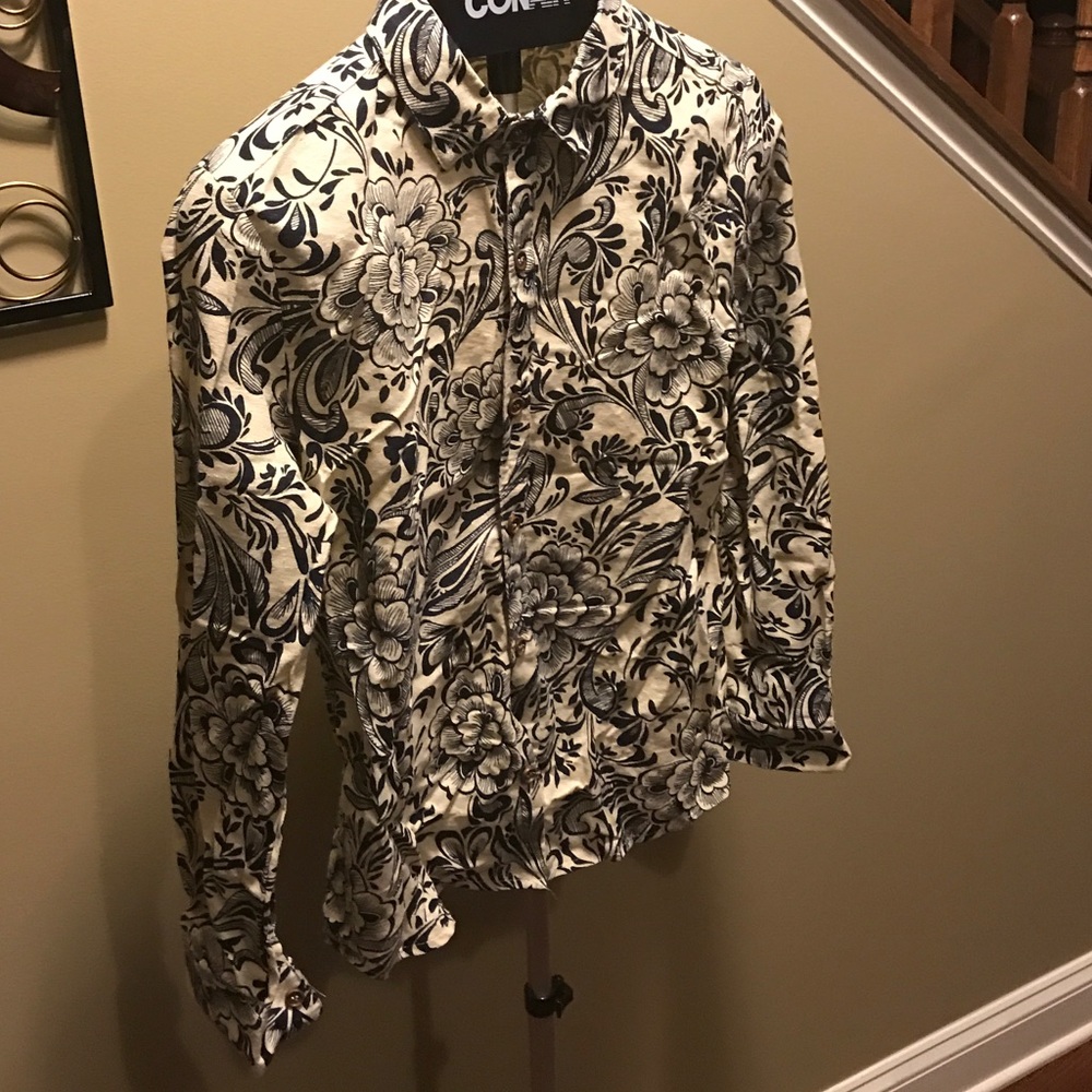 Floral button up 👔👌🏾 - Picture 2 of 4
