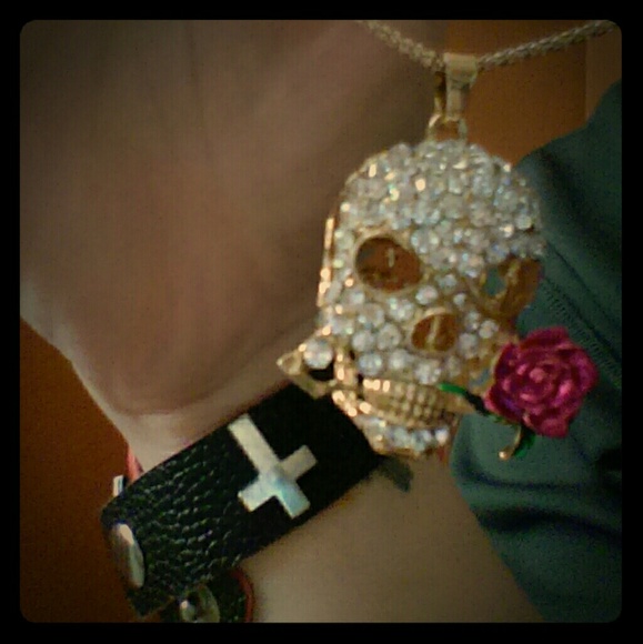 Betsey Johnson bling skull w rose necklace - Picture 1 of 2